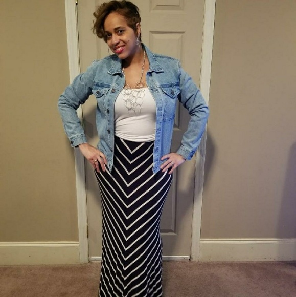 Maria Gabrielle Dresses & Skirts - Maria Gabrielle black/white v pattern maxi skirt